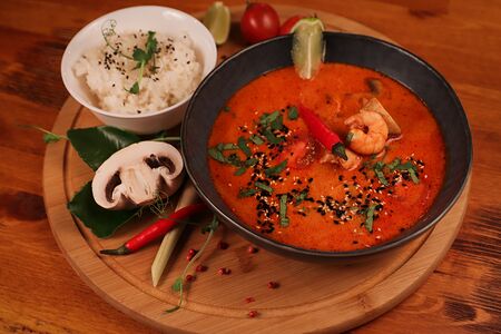 Том ям с куриным филе и креветкой