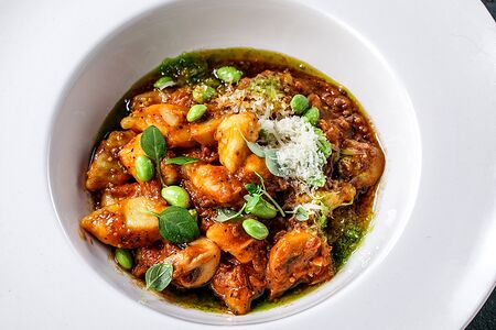 Ньоки с томленой щековиной в томатном соусе