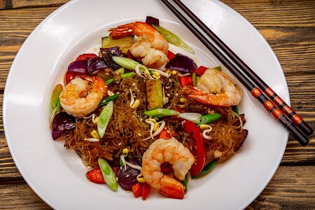 Фунчоза с креветками и овощами