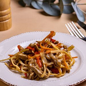 Лапша удон в остром соусе со свининой