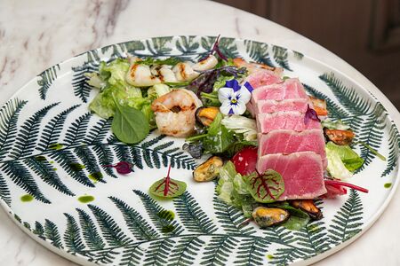 Большой салат с морепродуктами