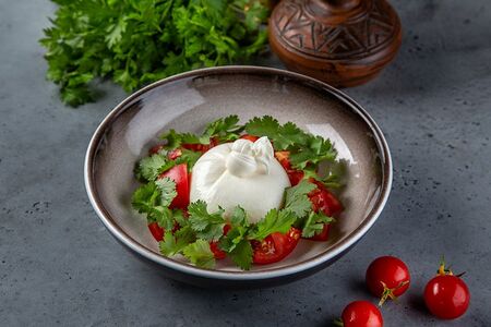 Буррата с фермерскими томатами