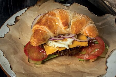 Бургер на круассане с яйцом