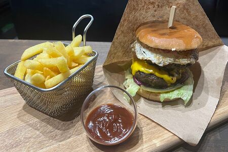 Бургер Порви Fase с картошкой фри и BBQ соусом