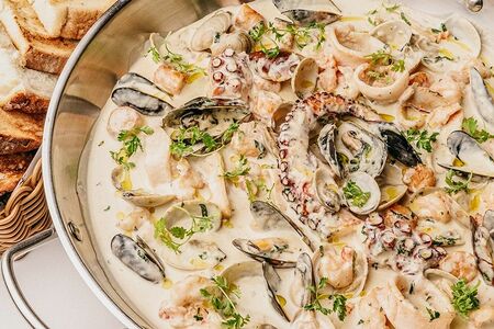 Ассорти из морепродуктов в соусе горгонзола