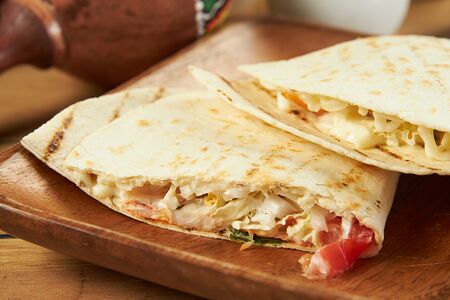 Кесадилья с креветкой и трюфельным соусом