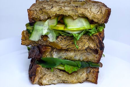 Сэндвич с грибами, яблоком и халуми