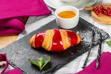 Круассан малиновый