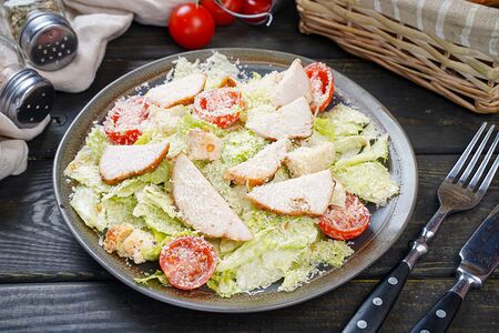 Салат Цезарь с курицей