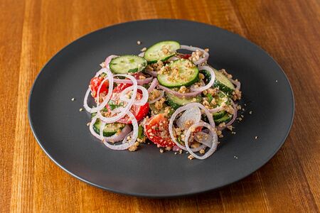 Салат овощной с ореховой заправкой