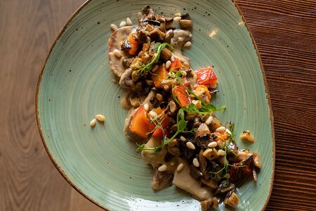 Язык гриль с соусом из белых грибов