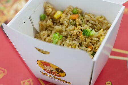 Жареный рис с яйцом и овощами