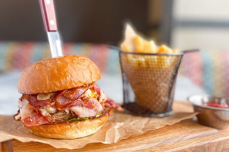 Порк бургер с рваной свининой, яйцом и беконом