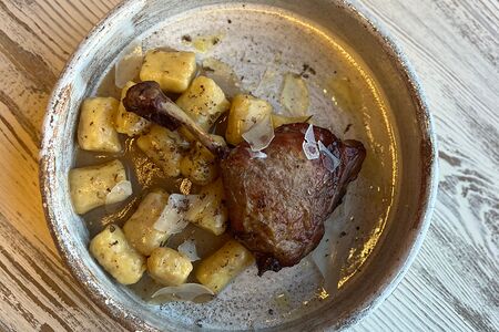 Картофельные ньокки с томлёной уткой конфи