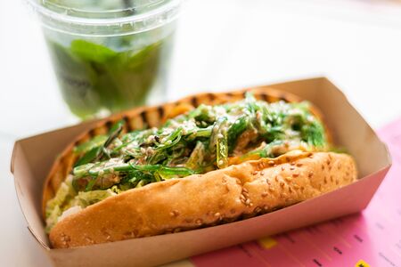 Хот-дог с креветкой