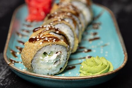 Тёплый ролл с угрём