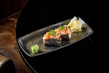 Суши с лососем