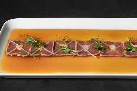 Тонко нарезанный тунец с соусом понзу