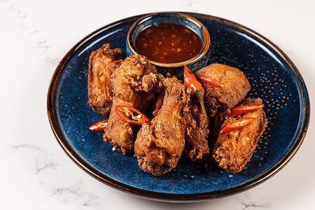 Хрустящие крылышки с соусом свит чили
