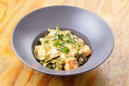 Шпинатные тальятелле с форелью