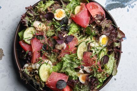 Салат со свежим тунцом и вялеными томатами