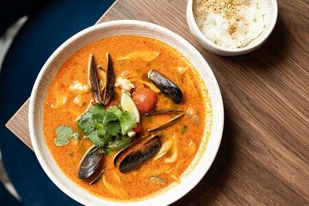 Том ям с лососем и морепродуктами