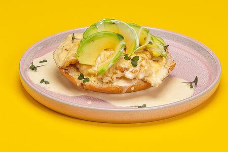 Скрембл из яиц с авокадо, лососем или беконом