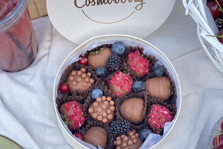 Круглая подарочная композиция из клубники в молочном шоколаде S