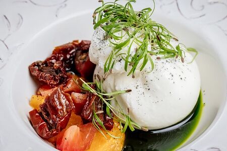 Буррата с ферментированными томатами