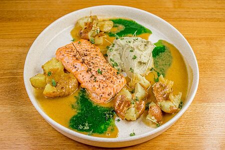 Запеченный лосось с соусом вонголе