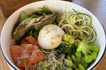 Большой зеленый салат с маринованным лососем