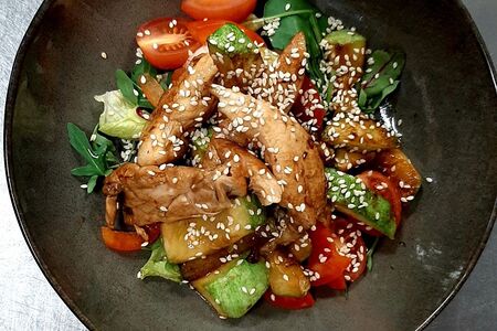 Тёплый салат с цукини и курицей