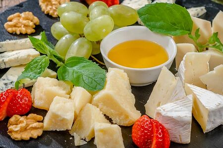 Ассорти европейских сыров