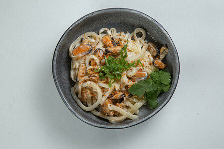 Лапша удон c кальмаром и мидиями