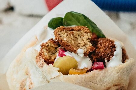 Сабих с фалафелем