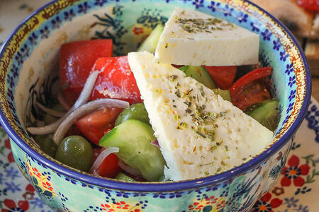 Салат из помидоров и огурцов с брынзой (Греческий)