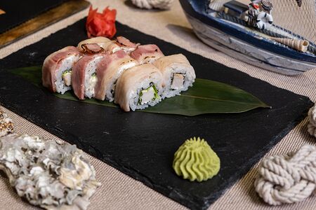 Ролл с беконом