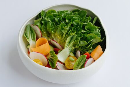 Большой салат с сезонными овощами