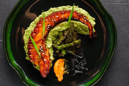 Щупальца осьминога со спаржей и пюре из зеленого горошка, сливки, специи