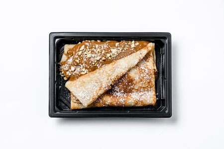 Блинчик с варёной сгущёнкой и арахисом