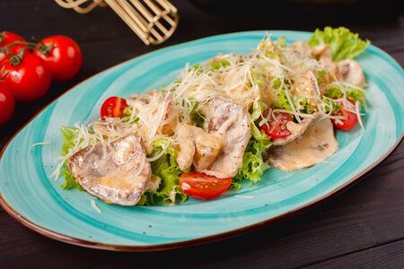 Тёплый салат с говяжьим языком в сливочном соусе