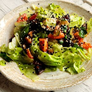 Салат овощной с шампиньонами гриль