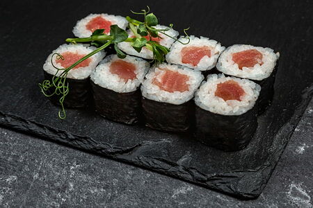 Маки с тунцом