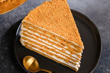 Пирожное Медовик