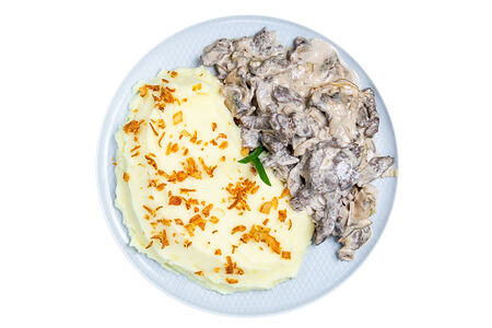 Бефстроганов из телятины с пюре и луком фри