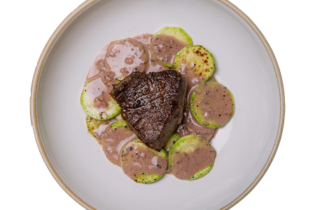 Филе миньон с кабачком и соусом из перца