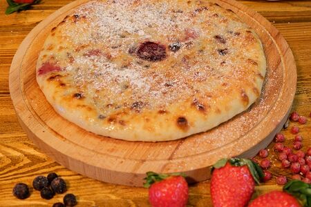 Осетинский пирог с творогом и клубникой