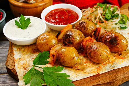 Беби-картофель на мангале с салом