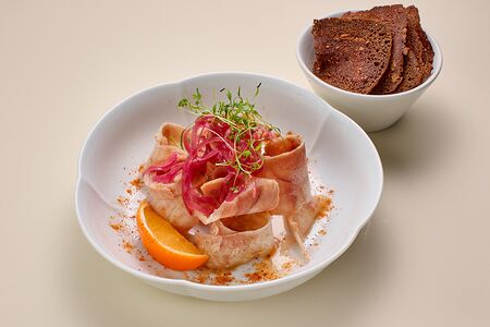 Строганина из пеламиды с тостами из бородинского хлеба и маринованным луком