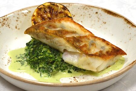 Судак со шпинатом